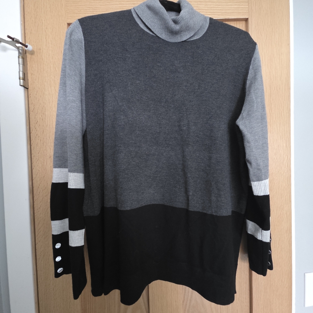Anne Klein Black & Gray Colorblock Turtleneck Sweater